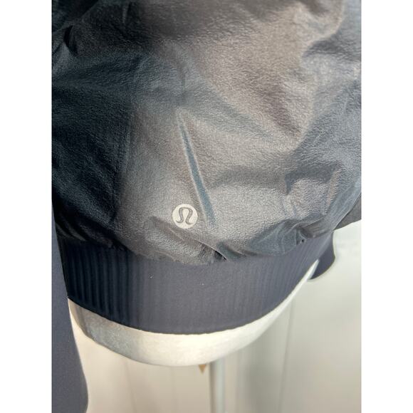 Lululemon Non-Stop Bomber Reversible Jacket in Black. Size 6. - Picture 4 of 12